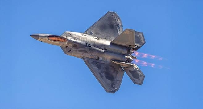 애프터버너를 점화한 F-22 랩터가 고속 기동을 펼치고 있다. 미 국방부 제공