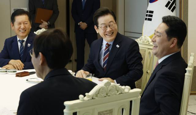 이재명 대통령이 8일 용산 대통령실에서 여야 지도부 오찬 회동을 하고 있다. 대통령실통신사진기자단