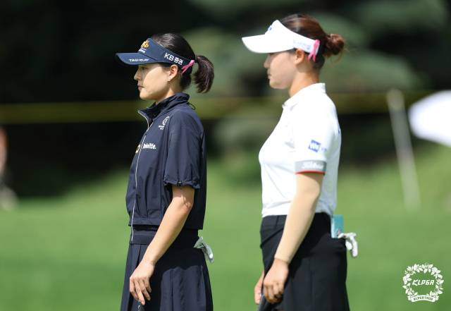 동반 라운드를 펼치고 있는 전인지(왼쪽)와 김민솔. 사진 제공=KLPGA