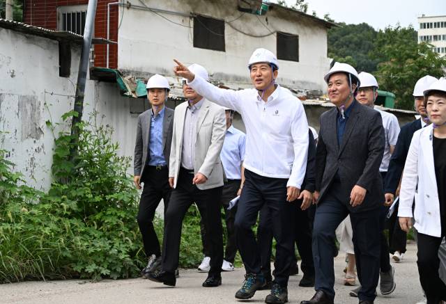 오세훈(왼쪽 세번째) 서울시장이 서울 노원구 중계본동 30-3번지 일대 ‘백사마을’ 재개발 사업 현장을 점검하고 있다. 사진 제공=서울시