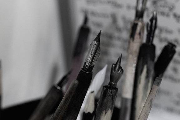 만년필의 이웃사촌인 딥 펜 역시 다양한 잉크를 사용하는 데 한몫하는 필기구다.