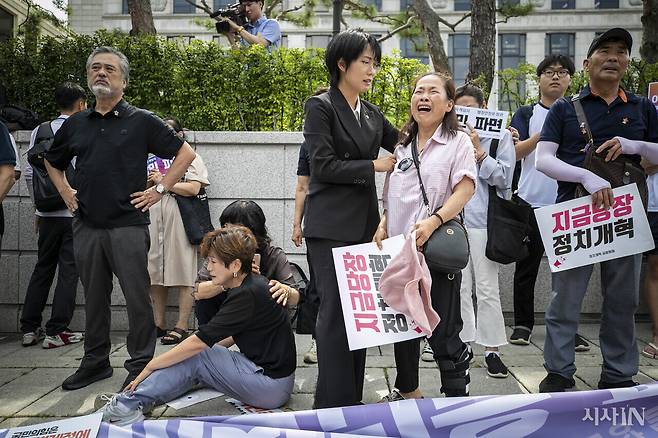 2023년 7월25일 이상민 당시 행정안전부 장관에 대한 탄핵소추안이 기각된 후, 보수 단체 회원들이 혐오 발언을 쏟아내면서 유가족 기자회견이 잠시 중단됐다. ⓒ시사IN 신선영