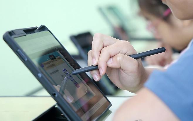 디지털교과서로 수학 배우는 초등학생 ⓒ연합뉴스