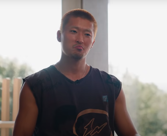 ‘카타르 스타’ 조규성은 올 시즌 자신을 괴롭힌 오른쪽 무릎 합병증을 딛고 다시 날개를 펴고 있다. 탄탄대로를 열었던 와중에 한 시즌을 통으로 날렸지만, 하루빨리 복귀 골을 터트려 몸과 정신 모두 종전보다 강해진 모습을 보여주겠다는 의지다. 사진출처│미트윌란 유튜브