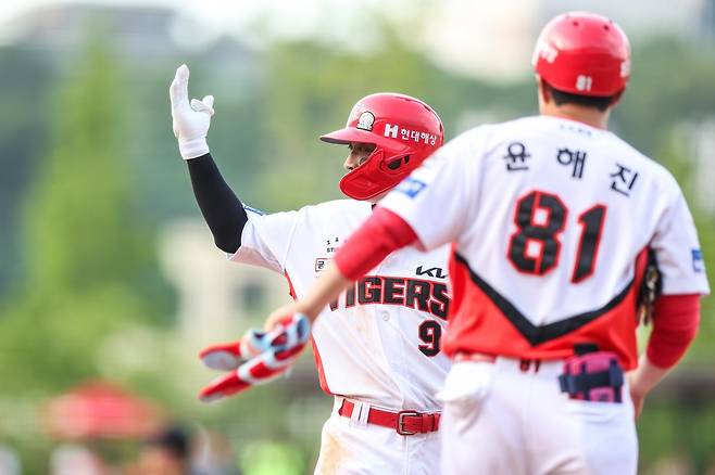 KIA 윤도현(왼쪽)은 9월 맹타를 이어가며 팀의 중위권 경쟁에 불을 지피려고 한다. 사진제공｜KIA 타이거즈