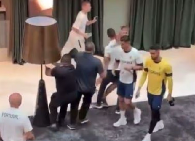 ▲ 어린 아이에게는 한없이 밝은 표정을 지어보이는 크리스티아누 호날두도 마냥 팬 앞이라고 웃는 건 아니다. 난데없이 난입한 팬에게 얼굴이 굳은 것은 물론이고 물리적인 행동도 보여줬다. 그에 따른 비판이 따르지만 옹호하는 팬들의 반응도 있다. ⓒ 데일리메일