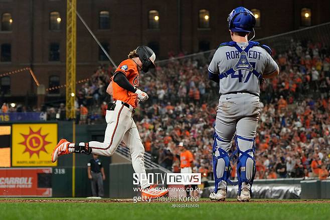 ▲ 야마모토 요시노부의 노히터 도전을 무산시킨, 9회말 2아웃에 나온 잭슨 홀리데이의 솔로 홈런. 그래도 다저스는 승리를 예감하고 있었다.