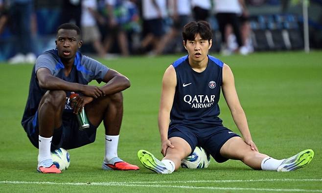 ▲ 이강인은 올 시즌 리그앙에서 단 1경기 선발 출전에 그쳤다. 나머지는 모두 교체 투입이었고, 툴루즈 원정(3라운드)에서는 아예 결장했다. 올 시즌 공식전 4경기 중 3경기에 나섰지만, 평균 출전 시간은 31분에 불과하다. 특히 최근 리그 2경기에서는 벤치 대기 끝에 1경기에서는 9분만을 소화했고, 1경기에서는 그라운드를 밟지 못했다. ⓒ 연합뉴스/REUTERS