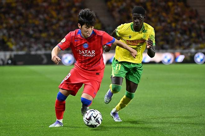 ▲ 이강인은 올 시즌 리그앙에서 단 1경기 선발 출전에 그쳤다. 나머지는 모두 교체 투입이었고, 툴루즈 원정(3라운드)에서는 아예 결장했다. 올 시즌 공식전 4경기 중 3경기에 나섰지만, 평균 출전 시간은 31분에 불과하다. 특히 최근 리그 2경기에서는 벤치 대기 끝에 1경기에서는 9분만을 소화했고, 1경기에서는 그라운드를 밟지 못했다. ⓒ 연합뉴스/AFP