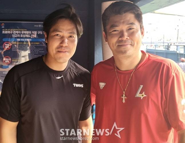 7일 경기를 앞두고 만난 LG 김진성(왼쪽)과 SSG 노경은이 카메라를 바라보고 있다.  /사진=안호근 기자