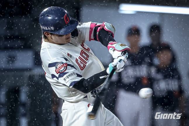 롯데 윤동희가 9일 사직 한화전에서 안타를 기록하고 있다. /사진=롯데 자이언츠 제공