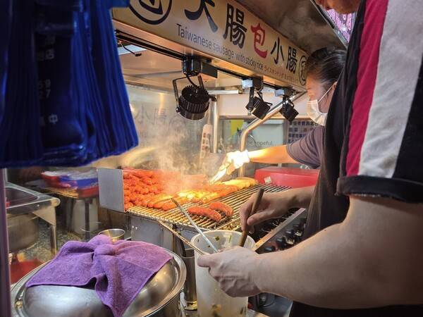 스린 야시장에서 대만식 소시지를 굽고 있는 모습.