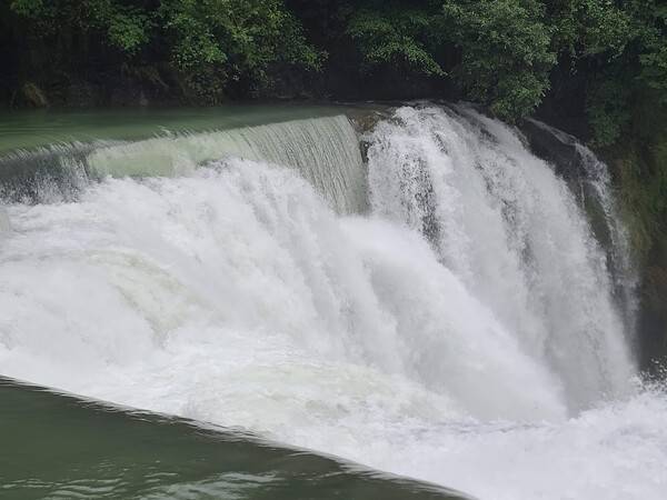 대만의 나이아가라라고 불리는 스펀 폭포.