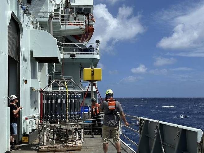 바닷물 표본을 채취하는 미국 워싱턴대 연구선 토머스 G. 톰슨호 [Kathy Newer/University of Washington 제공. 재판매 및 DB 금지]