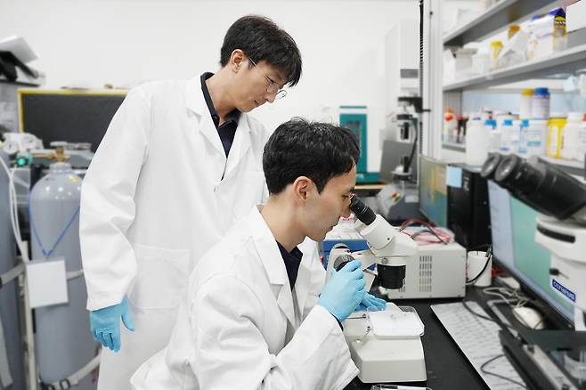 연구실에서 소금쟁이 로봇 살피는 고제성 교수와 김동진 박사 [아주대 제공. 재판매 및 DB 금지]