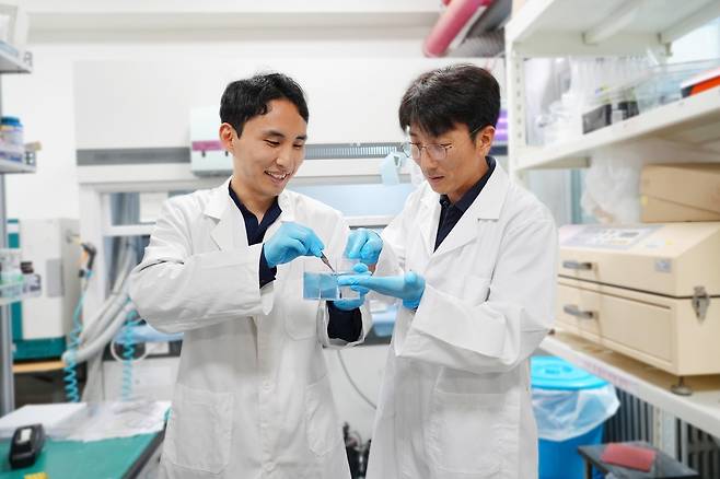 소금쟁이 로봇 설명하는 고제성 교수와 김동진 박사 [아주대 제공. 재판매 및 DB 금지]