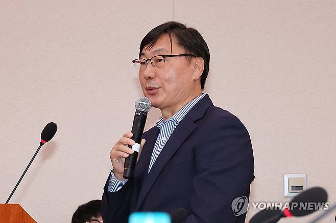 질의에 답변하는 이화영 전 경기도평화부지사 [연합뉴스 자료사진. 재판매 및 DB 금지]