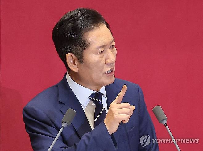 정청래 대표, 국민의힘 의원들을 향해 (서울=연합뉴스) 박동주 기자 = 더불어민주당 정청래 대표가 9일 서울 여의도 국회 본회의에서 교섭단체 대표 연설을 하고 있다. 2025.9.9 pdj6635@yna.co.kr