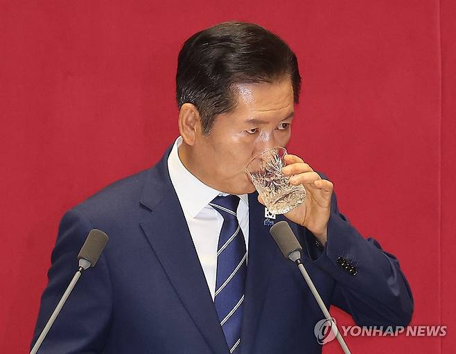 물 마시는 정청래 대표 (서울=연합뉴스) 박동주 기자 = 더불어민주당 정청래 대표가 9일 서울 여의도 국회 본회의에서 교섭단체 대표 연설 도중 물을 마시고 있다. 2025.9.9 pdj6635@yna.co.kr