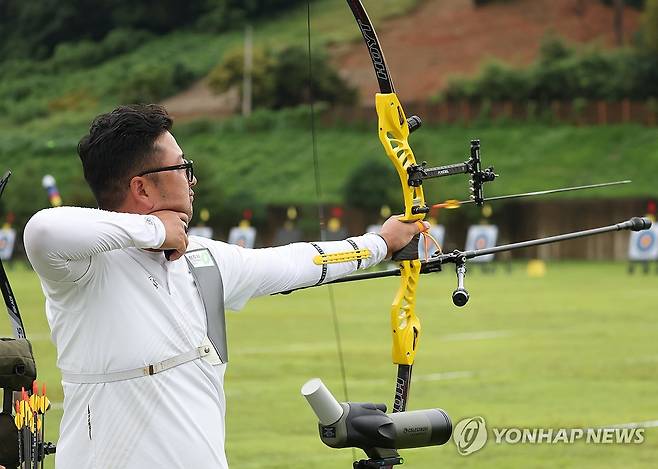 예선 돌입한 김우진 (광주=연합뉴스) 김성민 기자 = 9일 광주 남구 광주국제양궁장에서 열린 2025 세계양궁선수권대회 리커브 개인전 예선에서 대한민국 김우진이 화살을 쏘고 있다. 2025.9.9 ksm7976@yna.co.kr