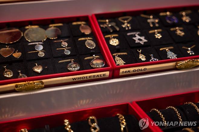 미국 뉴욕 맨해튼의 보석상에 전시된 금 장신구 [AFP 연합뉴스 자료사진. 재배부 및 DB 금지]