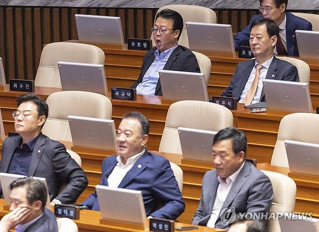 정청래 대표 연설에 항의하는 국민의힘 (서울=연합뉴스) 황광모 기자 = 국민의힘 곽규택 의원이 9일 국회에서 열린 더불어민주당 정청래 대표의 교섭단체 대표 연설을 듣다 항의하고 있다. 2025.9.9 hkmpooh@yna.co.kr