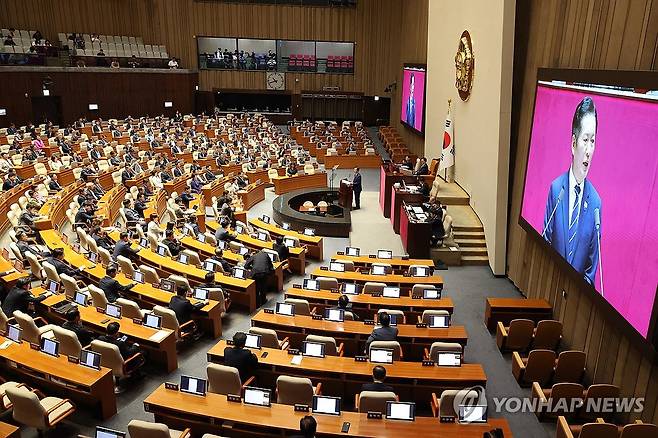정청래 대표, 교섭단체 대표 연설 (서울=연합뉴스) 김주성 기자 = 더불어민주당 정청래 대표가 9일 서울 여의도 국회에서 열린 본회의에서 교섭단체 대표 연설을 하고 있다. 2025.9.9 utzza@yna.co.kr