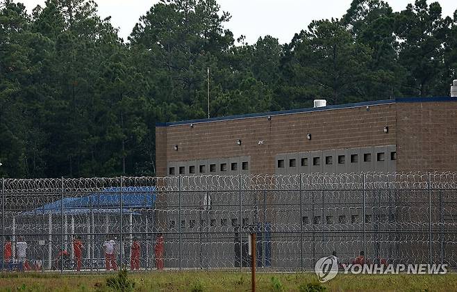 미 이민세관단속국 구금시설 (포크스턴[미국 조지아주]=연합뉴스) 윤동진 기자 = 8일(현지시간) 미국 당국의 이민단속으로 체포된 현대차-LG엔솔 배터리공장 건설 현장 직원들이 수감돼  있는 조지아주 포크스턴의 이민세관단속국(ICE) 구금시설 모습. 2025.9.9 mon@yna.co.kr