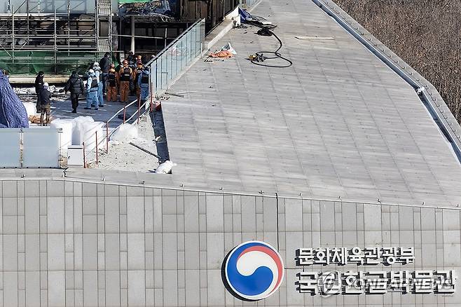 화재감식 시작한 국립한글박물관 (서울=연합뉴스) 임화영 기자 = 4일 오전 서울 용산구 국립한글박물관에서 소방 당국과 경찰, 한국전기안전공사, 한국가스안전공사 등으로 구성된 합동 감식반이 현장감식을 하고 있다.
    증축 공사가 진행 중인 국립한글박물관에선 지난 1일 불이 나 3층과 4층이 전소했다. 2025.2.4 hwayoung7@yna.co.kr