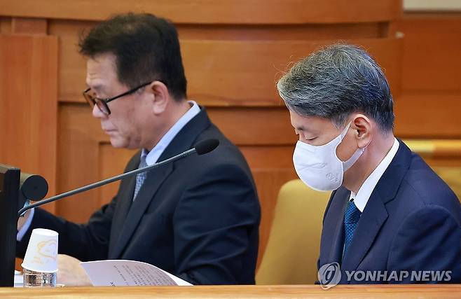 탄핵 심판 변론 자료 살피는 조지호 경찰청장 (서울=연합뉴스) 홍해인 기자 = 조지호 경찰청장이 9일 서울 종로구 헌법재판소 대심판정에서 열린 탄핵심판 사건 첫 변론기일에 출석해 변론 자료를 살피고 있다. 2025.9.9 hihong@yna.co.kr