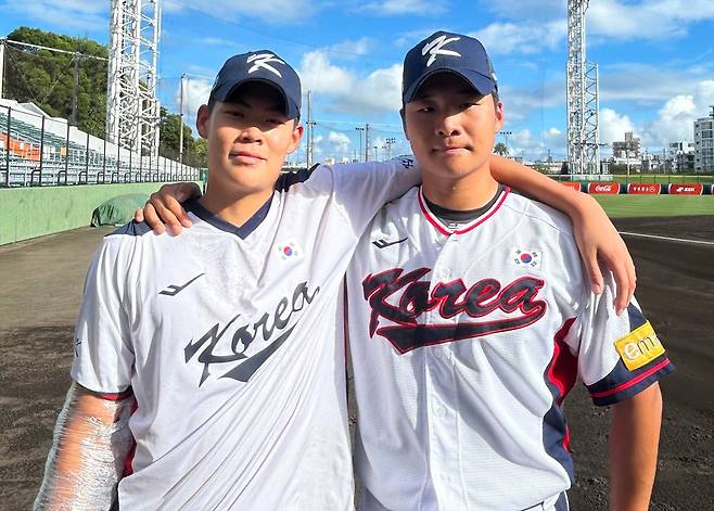 쿠바전 승리 주역 김요엘(왼쪽)과 뒤이어 무실점 투구를 펼친 박지성 [대한야구소프트볼협회 제공. 재판매 및 DB 금지]