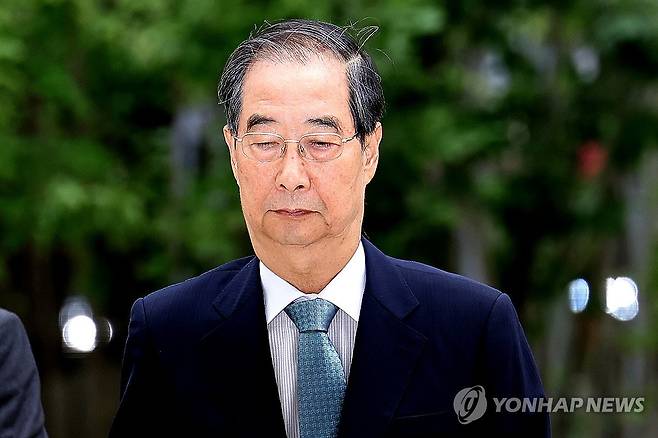 한덕수 전 총리, 김건희 특검 참고인 출석 (서울=연합뉴스) 이동해 기자 = 서희건설 관련 금품수수 및 인사청탁 의혹을 받는 한덕수 전 국무총리가 9일 서울 종로구 KT광화문빌딩에 마련된 김건희 여사 관련 의혹을 수사하는 민중기 특별검사팀 사무실에 출석하고 있다. 2025.9.9 eastsea@yna.co.kr