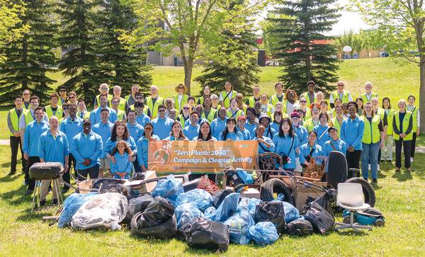 캐나다 에드먼턴 에버츠필드공원에서 ASEZ 회원들이 ‘제로 플라스틱 2040’ 캠페인을 펼쳐 플라스틱 100L를 분리배출하고 이와 별도로 생활 쓰레기 90㎏을 수거했다. /하나님의 교회 제공