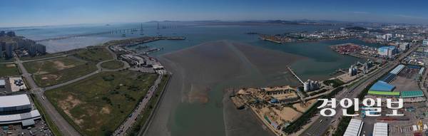 인천시는 이달 초 인천항만공사에 수도권 제2순환고속도로 인천~안산 구간 중 일부가 골든하버 부지를 관통할 수 있게 해달라는 내용의 협의 공문을 보냈다. 하지만 인천항만공사는 절대 수용할 수 없다는 입장이다. 사진은 골든하버 사업 대상지 전경. 2025.9.10 /조재현기자 jhc@kyeongin.com