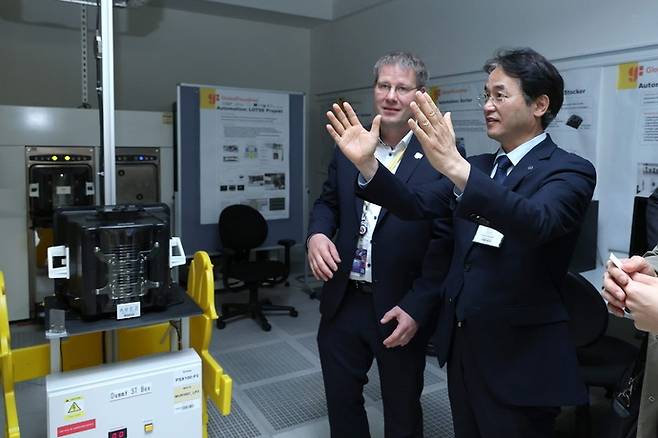 글로벌파운드리(GlobalFoundries Inc.) 방문해 관계자 설명을 듣는 이동환 고양특례시장(왼쪽부터 프랭크 야쿠보스키(Frank Jakubowski) 제조 운영 수석 이사, 이동환 고양특례시장). 사진=고양시청