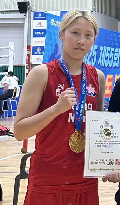 10일 제주 서귀포다목적체육관에서 열린 제55회 대통령배 전국시도복싱대회 여일반부 60㎏급서 우승한 정해든(성남시청)이 기념사진을 찍고 있다. 사진=성남시청