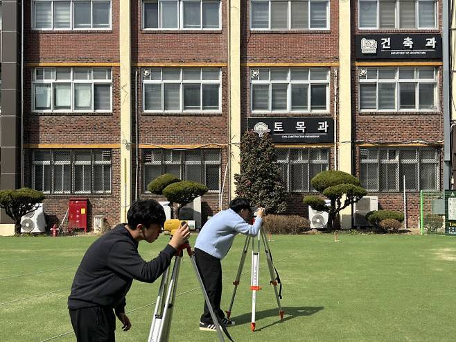 천안공고 도시공간건설과 학생들이 실습을 하고 있다. /충남교육청 제공