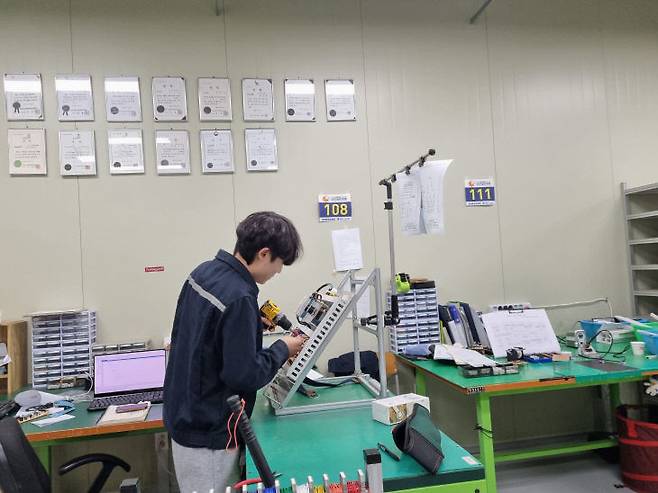 천안공고 전기과 학생이 실습하고 있다. /충남교육청 제공