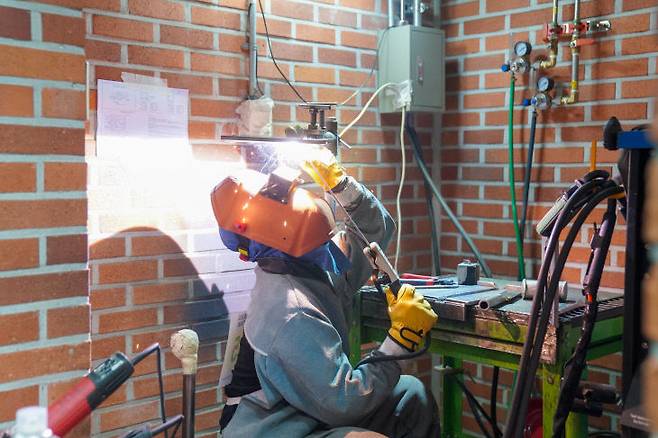 천안공고 학생이 기능대회에 참가해 용접 기술을 선보이고 있다. /충남교육청 제공