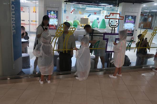 지난 주말 광주 금남 지하상가 '빛나는 아이나라' 체험 공간에서 어린이들이 드로잉 체험을 진행하고 있다. 사진=조정민 기자