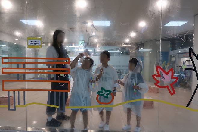 지난 주말 광주 금남 지하상가 '빛나는 아이나라' 체험 공간에서 어린이들이 드로잉 체험을 진행하고 있다. 사진=조정민 기자