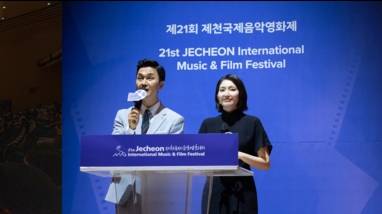 배우 장현성과 뮤지션 김윤주(옥상달빛)이 제21회 제천국제음악영화제 폐막식 사회를 보고 있다.