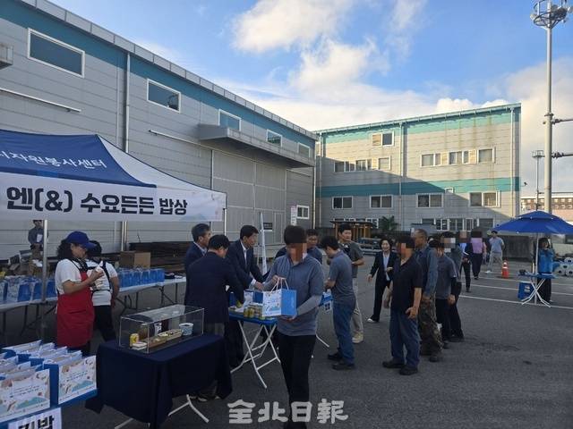 10일 우범기 전주시장과 자원봉사자들이 팔복동 산업단지 근로자들에게 아침밥을 나눠주고 있다. 김경수 기자