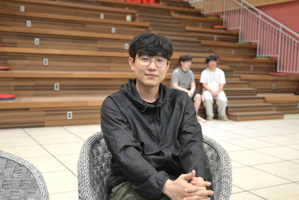 예비 창업자 인치연 학생이 환하게 미소를 지으며 인터뷰하고 있다.