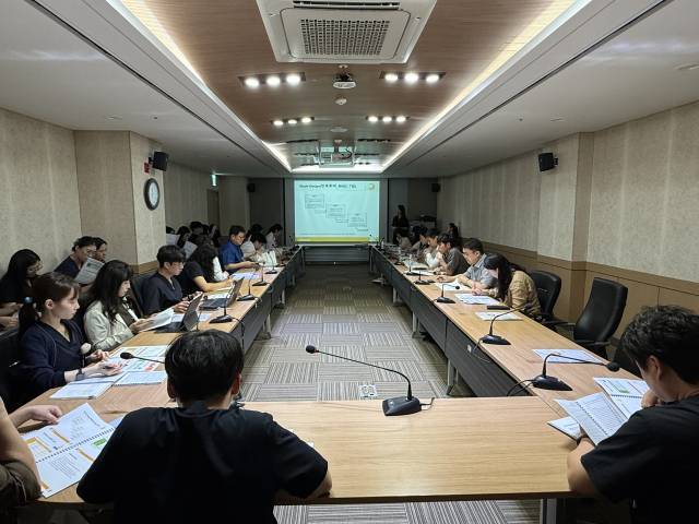 지난 5일 충북대병원 임상시험센터에서 연구진과 관계자들이 ㈜비체담의 신약후보 물질 BCD101 임상 1상에 대한 개시모임을 진행하고 있다. 비체담 제공