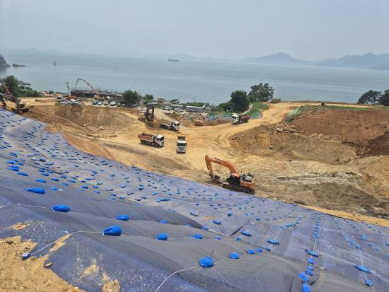 남해군 서면 예계마을 앞 터널진입부 굴착작업이 한창 진행 중이다.