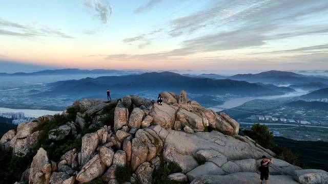 ‘금정산 국립공원’은 지역민과 산악인들에게 오랜 염원이었다. 그 간절한 바람을 담아 금정산과 백양산 일원에서 8개 코스로 ‘완등 인증 챌린지’를 시작한다. 사진은 일출 무렵 금정산 주봉 고당봉 모습. 정수원 PD blueskyda2@