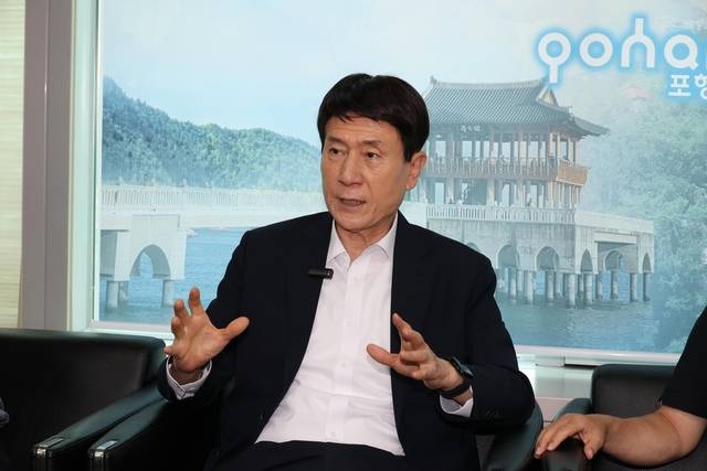 이강덕 포항시장이 10일 포항시청에서 열린 기자간담회에서 미국 방문 성과를 설명하고 있다. 포항시 제공