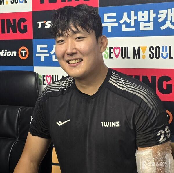 LG 손주영이 시즌 10승째를 올리고 취재진과 인터뷰를 하고 있다. (사진=스포츠춘추 황혜정 기자)