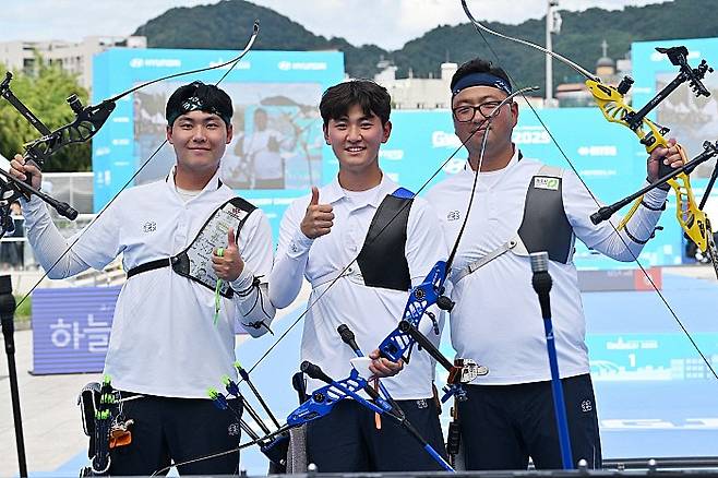 10일 오후 광주 동구 5·18민주광장에서 열린 광주2025현대세계양궁선수권대회 리커브 남자 단체전 금메달 결정전, 대한민국 국가대표팀이 금메달이 확정되자 기뻐하고 있다. 왼쪽부터 이우석·김제덕·김우진[뉴시스DB]